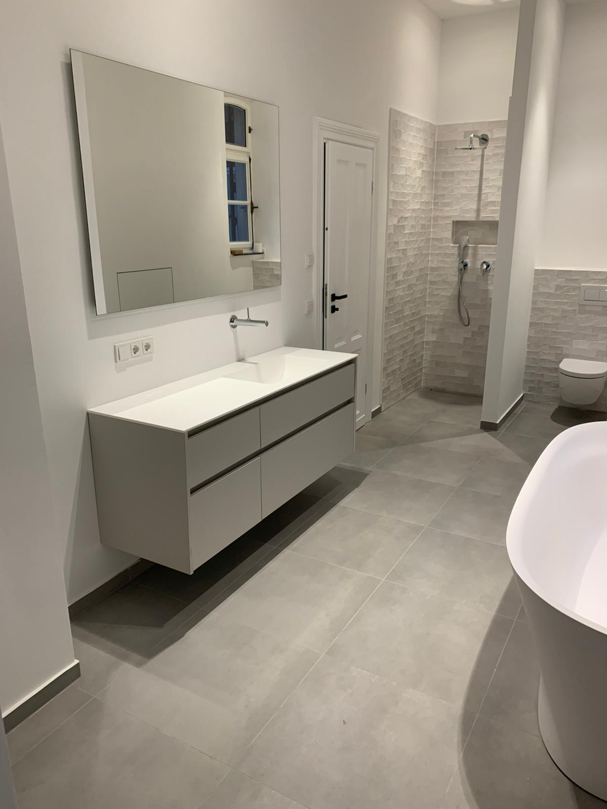 Modernes Badezimmer mit freistehender Badewanne, Walk-in-Dusche und Waschtisch